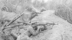  Nụ cười giữa mặt trận