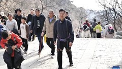  Dịch vụ “chân robot” hút khách leo núi Thái Sơn