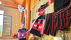 Sống lại những khung dệt thổ cẩm của người Ba Na