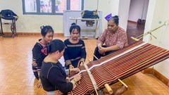 Giữ lửa nghề dệt thổ cẩm