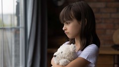 17 dấu hiệu thường thấy ở những người có tuổi thơ không hạnh phúc