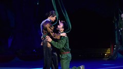 Lịch sử được kể bằng ngôn ngữ xiếc