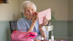 Cụ bà 103 tuổi gây “sốt” TikTok nhờ video trang điểm