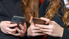 Thủ tướng New Zealand đề xuất cấm mạng xã hội với người dưới 16 tuổi