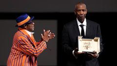 Denzel Washington bất ngờ nhận giải Cành cọ vàng danh dự tại LHP Cannes