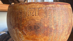 Bánh phô mai Italia ủ 27 năm phá kỷ lục thế giới