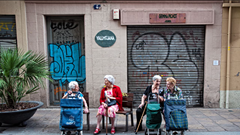 Cảnh sát Tây Ban Nha bị chỉ trích vì “xúc phạm” thói quen sinh hoạt của người già