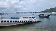  Tàu cao tốc hàng tỉ đồng phải… nằm bờ