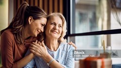 Mẹ chẳng sợ già, chỉ sợ bị các con lãng quên