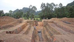 Bất ngờ với cấu trúc đắp dựng thành Dền