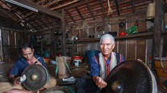  Những người “nói chuyện” với chiêng