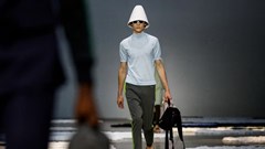 Hãng Prada thừa nhận di sản Ấn Độ trong thiết kế dép sandal mới