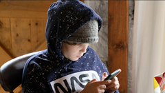 Trẻ em bắt đầu tự hạn chế dùng điện thoại để bảo vệ sức khỏe tâm thần