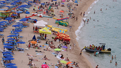 Người dân Tây Ban Nha “mất chỗ” trên bãi biển quê hương