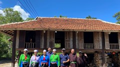  Làng Mường đón khách