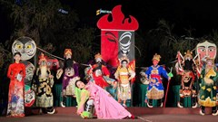 Tuồng xuống phố