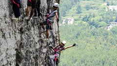 Vùng núi Trung Quốc “đổi đời” nhờ du lịch mạo hiểm