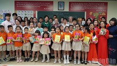 Phu nhân Tổng Bí thư Ngô Phương Ly thăm lớp học tiếng Việt tại Nga