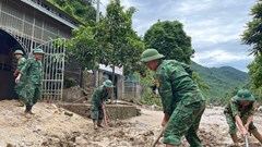 Nước lên ngập bản, tình người dâng cao