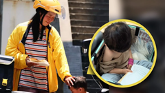 Người mẹ trẻ chở con gái ung thư đi giao hàng làm hàng triệu người xúc động