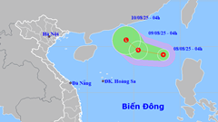 Áp thấp nhiệt đới gây biển động mạnh trên Biển Đông