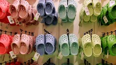 Cổ phiếu Crocs lao dốc gần 30% vì thuế quan và xu hướng “giày xấu” thoái trào
