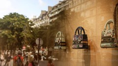 Vấn nạn cướp túi xách hàng hiệu bùng phát ở Paris