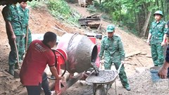  Những người lính “gùi nhà” về cho dân