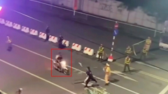 Hai quái xế lao vào Đại úy làm nhiệm vụ A80 có thể phải nhận mức án nào?