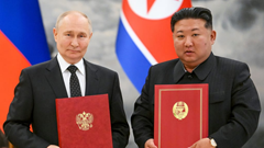 Tổng thống Nga Vladimir Putin và nhà lãnh đạo Triều Tiên Kim Jong-un dự duyệt binh tại Trung Quốc