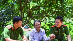  “Đi từng ngõ, gõ từng nhà” hoàn thành cấp đổi thẻ đảng viên