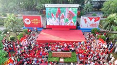 Nhìn “biển cờ sao”, đủ biết lòng dân yêu Tổ quốc nhường nào!