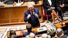 Thủ tướng Pháp mất chức sau thất bại trong cuộc bỏ phiếu tín nhiệm