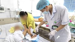 Đắp thuốc nam lên vết mèo cào, bé trai suy đa tạng