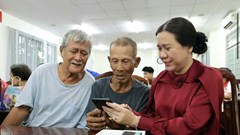 Trao “chìa khóa số” cho hộ nghèo