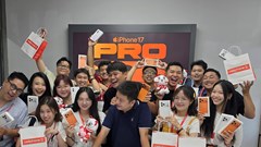 Khách hàng Việt Nam hào hứng khi sở hữu những chiếc iPhone 17 đầu tiên trên thế giới