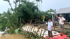  Sạt lở sông Bồ, còn mấy mét nữa… nhà trôi