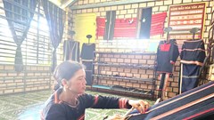  Những người phụ nữ gìn giữ “mạch sống” thổ cẩm Gia Lai