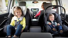 Ghế trẻ em trên ô tô “cháy hàng” khi quy định mới sắp có hiệu lực