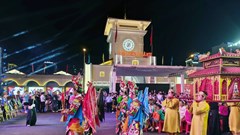  Tuồng cổ bước ra phố thị