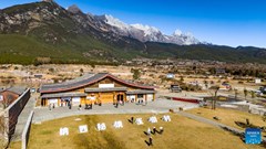 Khám phá ngôi làng đá dưới chân núi tuyết hút khách bậc nhất Vân Nam