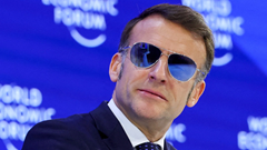 Tổng thống Macron đeo kính râm, thương hiệu Pháp “cháy hàng”