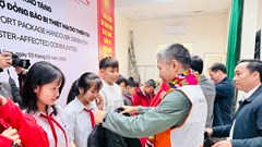  Tặng hàng hóa đồng bào bị ảnh hưởng sau thiên tai
