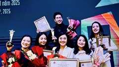 Phía sau ánh đèn sân khấu là người mẹ, người vợ đầy bản lĩnh