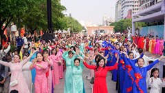 Đồng diễn dân vũ áo dài trên phố trong ngày 8.3