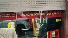 Cảnh sát xuất hiện, Bảo Tín Minh Châu đồng loạt dừng giao dịch