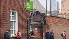 Tỷ lệ thanh niên ngoài giáo dục và việc làm tại Anh tăng cao