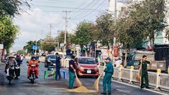 Bí thư phường cùng dân quân xử lý dầu loang giữa giờ cao điểm