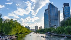 Giới trẻ Trung Quốc đổ xô chơi thể thao ngoài trời sau giờ làm