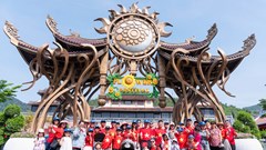 Du khách hào hứng check in không gian rực rỡ cờ hoa tại Sun World Ba Na Hills